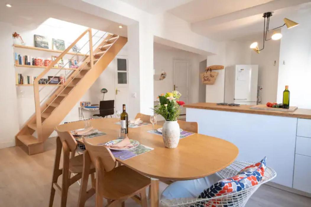 MAGNIFIQUE APPARTEMENT DE CHARME AVEC VUE SUR LE PALAIS DES PAPES À AVIGNON WiFI GRATUIT Avignon Exterior foto