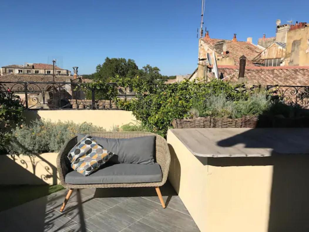 MAGNIFIQUE APPARTEMENT DE CHARME AVEC VUE SUR LE PALAIS DES PAPES À AVIGNON WiFI GRATUIT Avignon Exterior foto