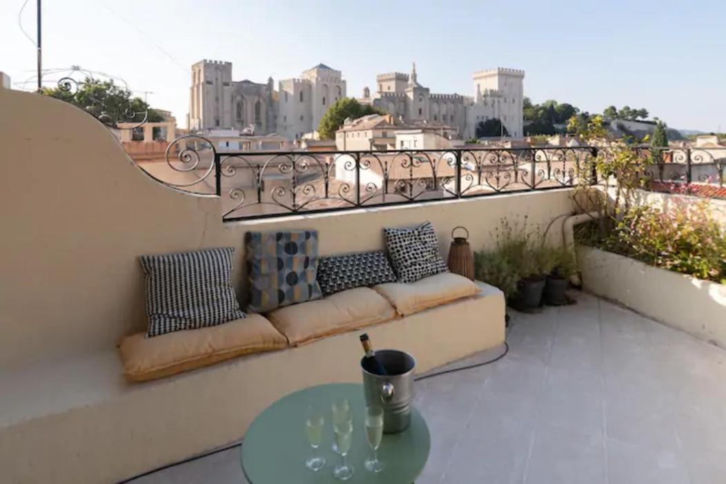 MAGNIFIQUE APPARTEMENT DE CHARME AVEC VUE SUR LE PALAIS DES PAPES À AVIGNON WiFI GRATUIT Avignon Exterior foto