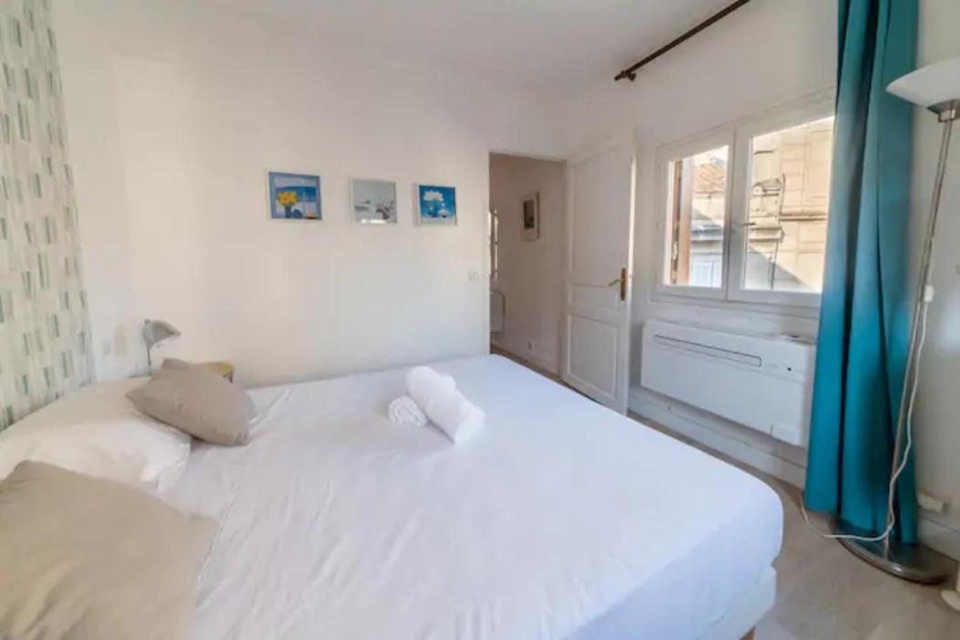 MAGNIFIQUE APPARTEMENT DE CHARME AVEC VUE SUR LE PALAIS DES PAPES À AVIGNON WiFI GRATUIT Avignon Exterior foto