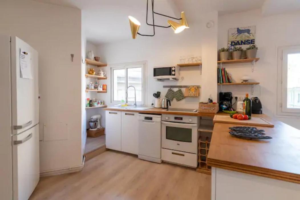 MAGNIFIQUE APPARTEMENT DE CHARME AVEC VUE SUR LE PALAIS DES PAPES À AVIGNON WiFI GRATUIT Avignon Exterior foto